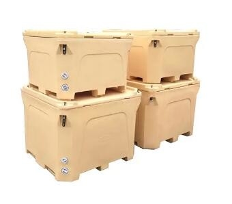 Contenitore di trasporto di alimenti giallo isolato con maniglia di gomma con ruote a pallet di fondo